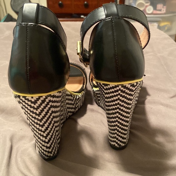 JustFab Kingston Black and White Chevron Raffia Ankle Strap Wedges - Picture 4 of 7